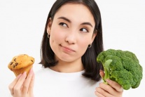 Ăn uống thế nào để bớt đau bụng kinh?