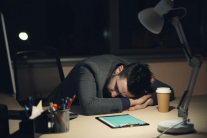 3 thói quen đang âm thầm vắt kiệt não bộ của bạn