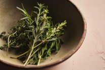 5 bí quyết đơn giản giúp bạn “hồi sinh” rau thơm đã bị héo