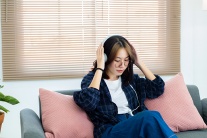 Tử vi thứ Sáu (24/4/2026): Bảo Bình đang cố tránh xa rắc rối