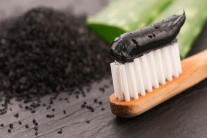 Làm trắng răng bằng than hoạt tính sao cho đúng?