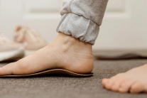Nguy cơ sức khỏe đi cùng đôi bàn chân bẹt
