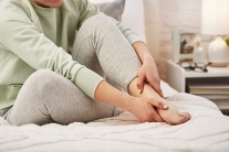 Biến chứng tê bì tay chân, khó ngủ về đêm, mắt mờ do đái tháo đường xử trí thế nào?