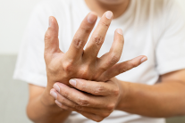 Run tay khi đứng trước đám đông có phải mắc Parkinson không?
