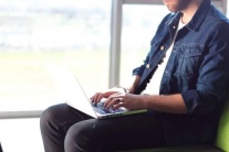 Lý do nên bỏ thói quen đặt laptop trên đùi 