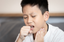 Tại sao trẻ dễ viêm họng do dùng điều hòa và thời tiết thất thường?