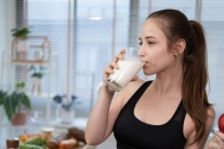 Ngoài nước lọc, nên uống gì trong ngày nắng nóng?