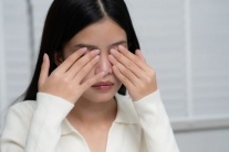 Nguy hiểm tiềm ẩn từ thói quen dụi mắt