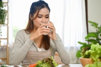 Ăn thực phẩm nào dễ gây khát nước?