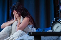 Ngủ muộn khiến bạn dễ cảm thấy lo âu và cô đơn