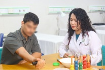 Người đàn ông Tunisia thoát nguy cơ cứng khớp sau tai nạn giao thông