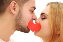 Nhiệt miệng có lây qua nụ hôn?