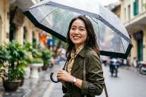 Những thói quen trong mùa mưa dễ làm da xấu đi