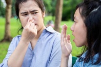 Vì sao khó tự nhận biết hôi miệng?