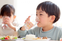Bổ sung vi chất cho trẻ: Đừng “rập khuôn” theo con nhà hàng xóm
