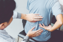 Đau thần kinh tọa do thoát vị đĩa đệm chèn dây thần kinh phải làm sao?