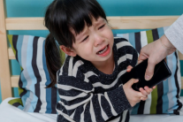 Dỗ trẻ bằng smartphone để lại những hệ lụy lâu dài