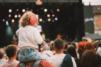 Có nên cho trẻ em đi xem concert?