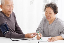 Huyết áp lên xuống thất thường ở người cao tuổi gây hệ lụy gì?