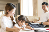 Vì sao nhiều cha mẹ yêu con vẫn rơi vào cách nuôi dạy quá kiểm soát?
