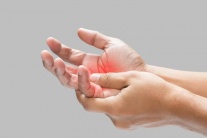 Đường huyết cao gây tê chân, mờ mắt phải làm sao để giảm?