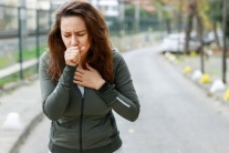 Ho dai dẳng có phải là dấu hiệu của viêm phổi không điển hình? 