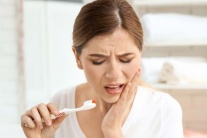 Chảy máu chân răng nhưng không đau có đáng lo?