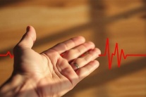 Tại sao tim đập nhanh, vã mồ hôi nhưng kiểm tra tim vẫn bình thường?