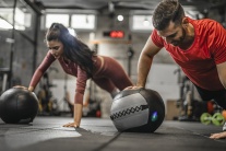 3 bài tập bóng tạ giúp thân trên chắc khỏe