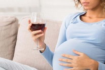 Ngày càng nhiều phụ nữ uống rượu khi mang thai