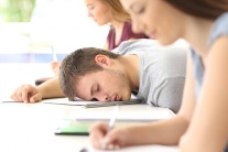 Ngủ đủ giấc giúp sinh viên cải thiện đáng kể điểm số