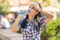 3 loại đồ uống nên tránh khi nắng nóng