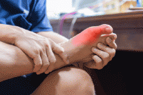 Vì sao người bệnh gout cần chú ý đến sức khỏe tim mạch?