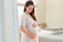 Bà bầu nên tránh dùng nước hoa và vật dụng bằng nhựa