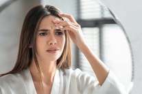 Làm sao để xóa nếp nhăn số 11 trên trán?