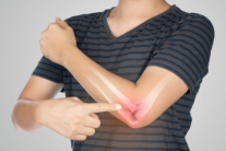 5 thói quen hàng ngày âm thầm tàn phá sức khỏe xương khớp