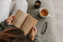 Nếu không thể xử lý những cảm xúc tiêu cực, hãy đọc sách!
