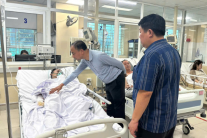 Khẩn trương cứu chữa nạn nhân trong vụ cháy nhà 4 tầng ở Tây Hồ