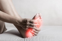 Đái tháo đường 10 năm, bị tê bì châm chích, nóng rát chân phải làm sao?
