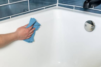 Vì sao phòng tắm dễ bám bụi?