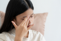 Làm gì khi có dị vật rơi vào mắt?