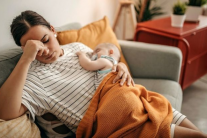 Đừng bắt bản thân mạnh mẽ khi lần đầu làm mẹ