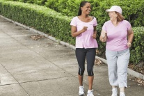 Đi bộ giúp giảm triệu chứng khó chịu do mãn kinh