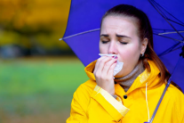 Vì sao thời tiết giao mùa dễ gây viêm thanh quản và khàn tiếng?