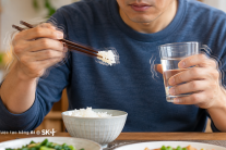 Run tay khó cầm nắm và sinh hoạt hàng ngày: Làm sao để cải thiện