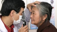 Khám và cấp thuốc miễn phí cho bệnh nhân Glôcôm