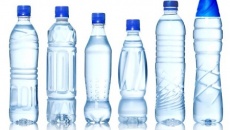 Nguy hiểm khó lường khi sử dụng nước uống đựng trong chai nhựa