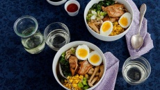 Cuối tuần làm mì ramen gà đãi cả nhà