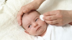 Có nên nhỏ sữa mẹ vào mắt trẻ để chữa đau mắt?