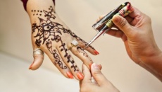 Đi du lịch: Tránh xa xăm hình bằng mực henna màu đen